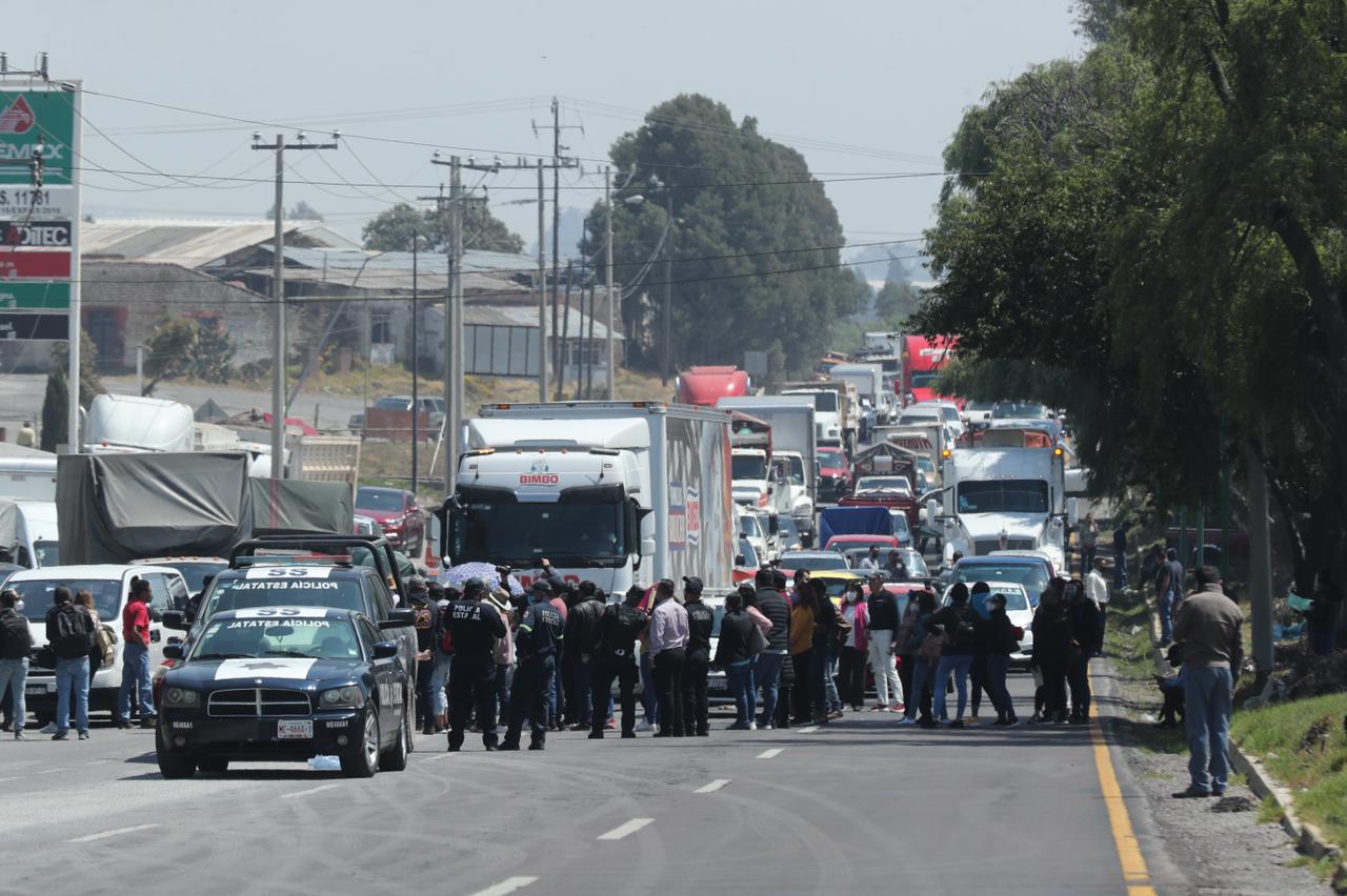 Personal médico bloquea carretera Toluca-Tenango para exigir vacunas antiCovid