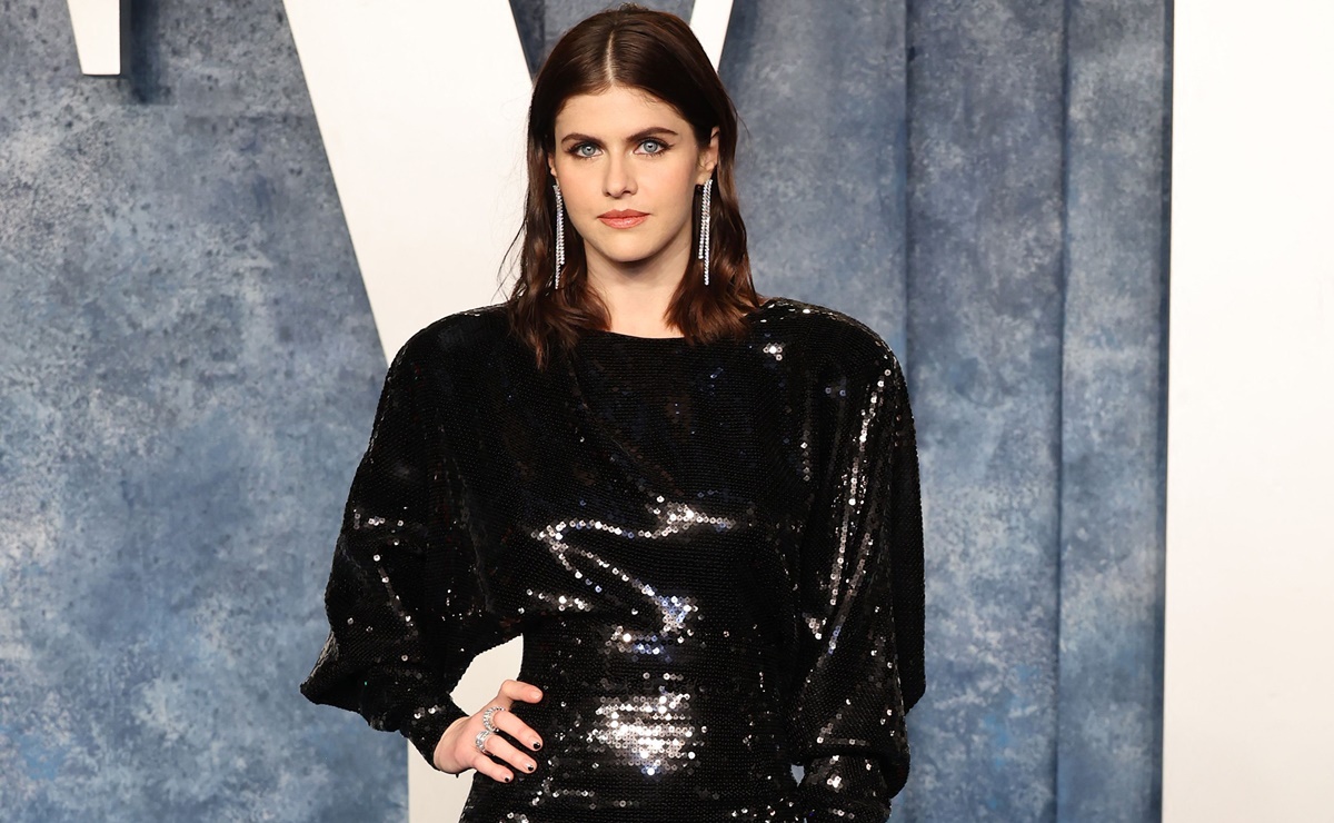 Alexandra Daddario luce escote infinito en la espalda para fiesta tras los Óscar