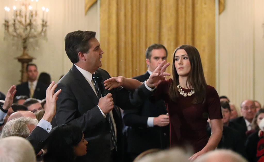 La Casa Blanca alteró video para exagerar forcejeo de reportero, según medios