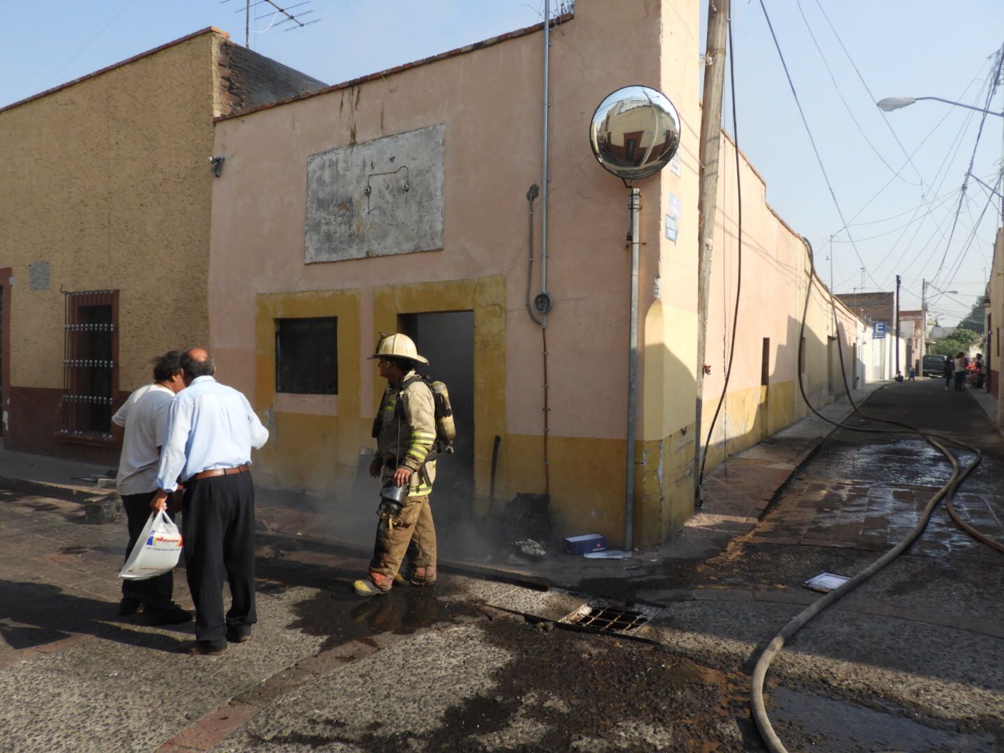 Arde bodega de tiliches