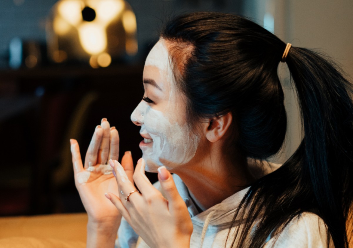 De esta manera puedes usar el vinagre de manzana para limpiar tu rostro 