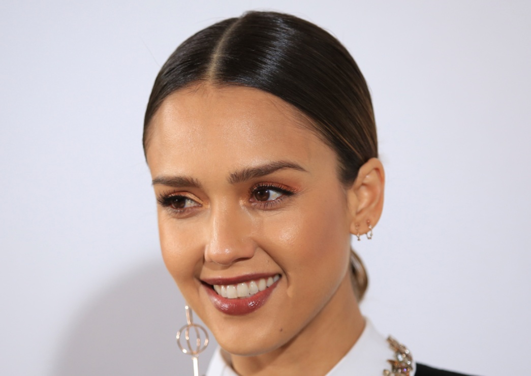 Jessica Alba aparece brevemente en el partido de los Knicks y enloquece las redes sociales