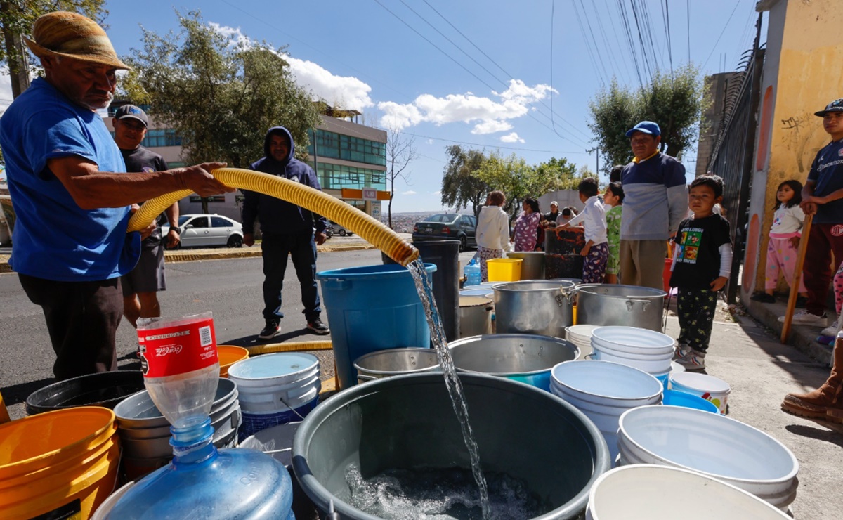 Hasta con la olla, vecinos esperan más de una hora para recibir agua en colonia de Toluca