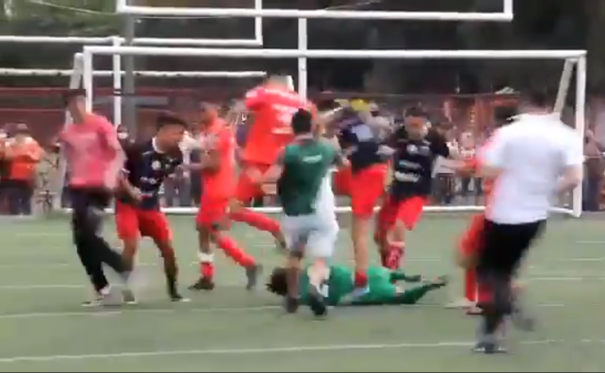 Brutal golpiza entre equipos del futbol mexicano deja a un jugador inconsciente
