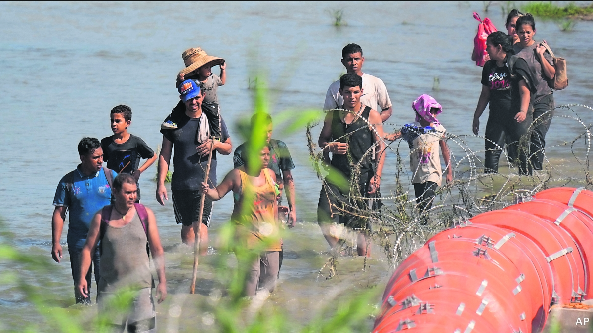 Texas promete seguir su pelea para mantener la barrera de boyas en la frontera con México