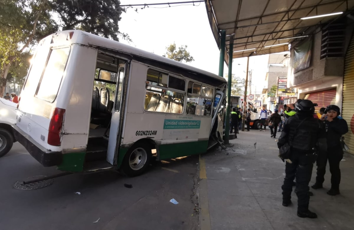 Le fallan los frenos a micro y choca contra poste; reportan 10 lesionados en la GAM 