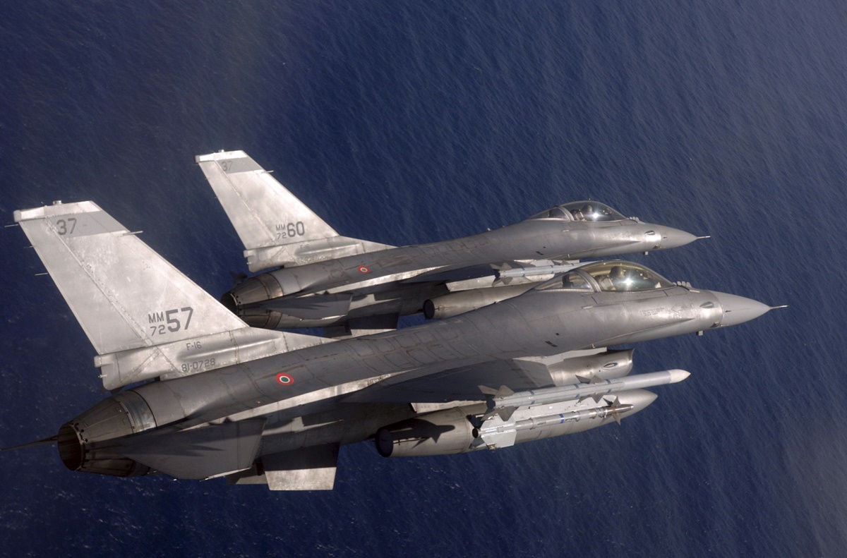 La OTAN inicia el envío de aviones F-16 a Ucrania