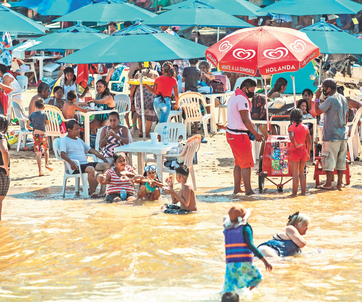 Acapulco y Zihuatanejo, a semáforo amarillo