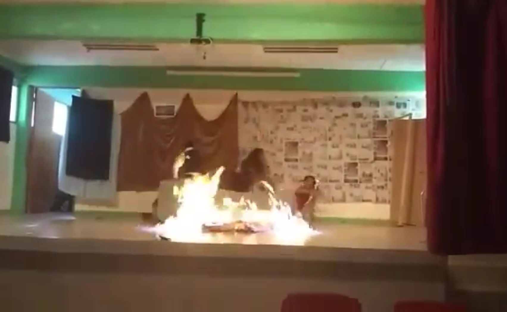 Dos estudiantes se queman en obra de teatro