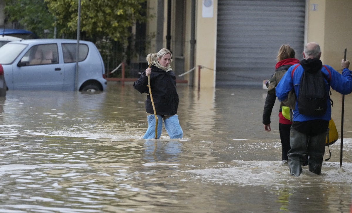 Tormenta Ciaran causa estragos en Europa: 1.2 millones de hogares franceses sin electricidad. VIDEO