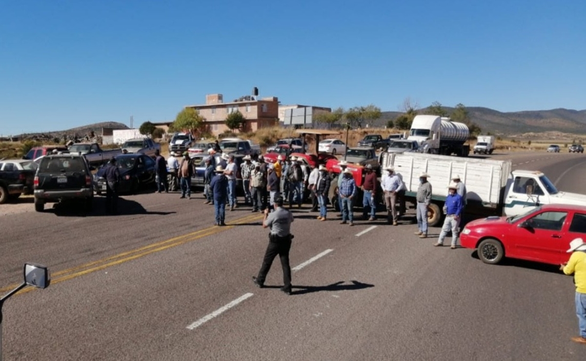 Productores de frijol bloquean carreteras en Zacatecas; exigen a Segalmex mejor precio