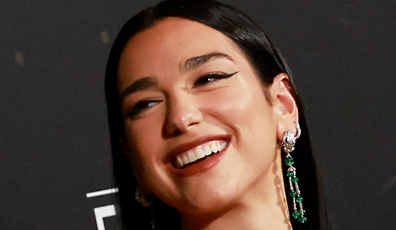El little black dress de Dua Lipa es todo lo que necesitas para triunfar en esta Navidad