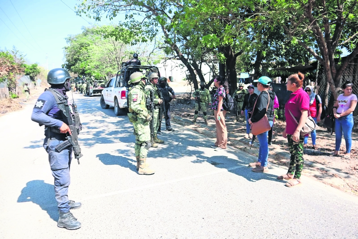 Soldados impiden protesta de pobladores por masacre en Palenque