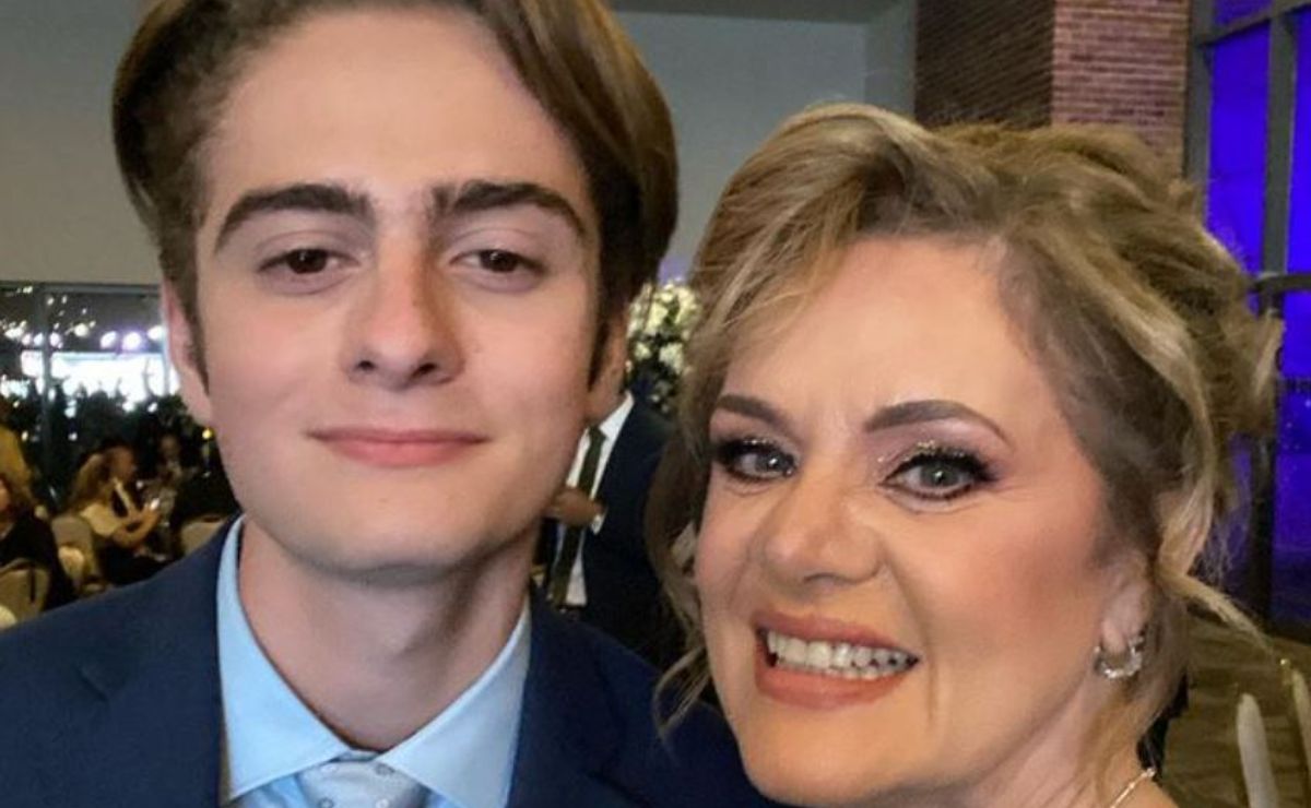 Muy elegante, Nicolás Buenfil, hijo de Érika Buenfil, festeja a su mamá