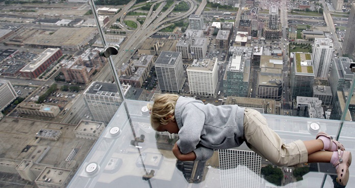 Video. Se resquebraja el panel de vidrio de un mirador en Chicago