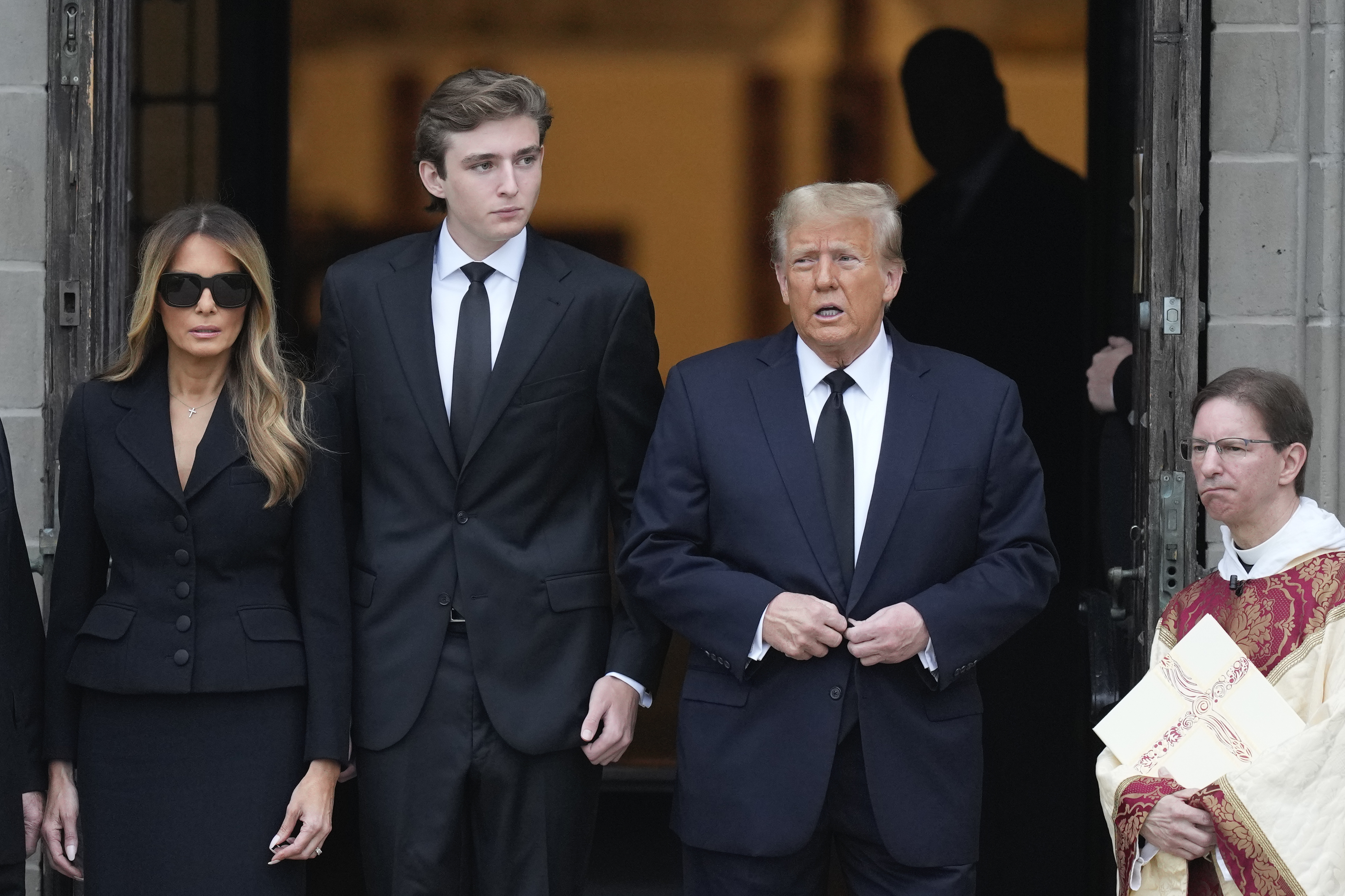 Ivanka y Tiffany Trump presentes en el funeral de la madre de Melania en Mar-a-Lago. FOTOS