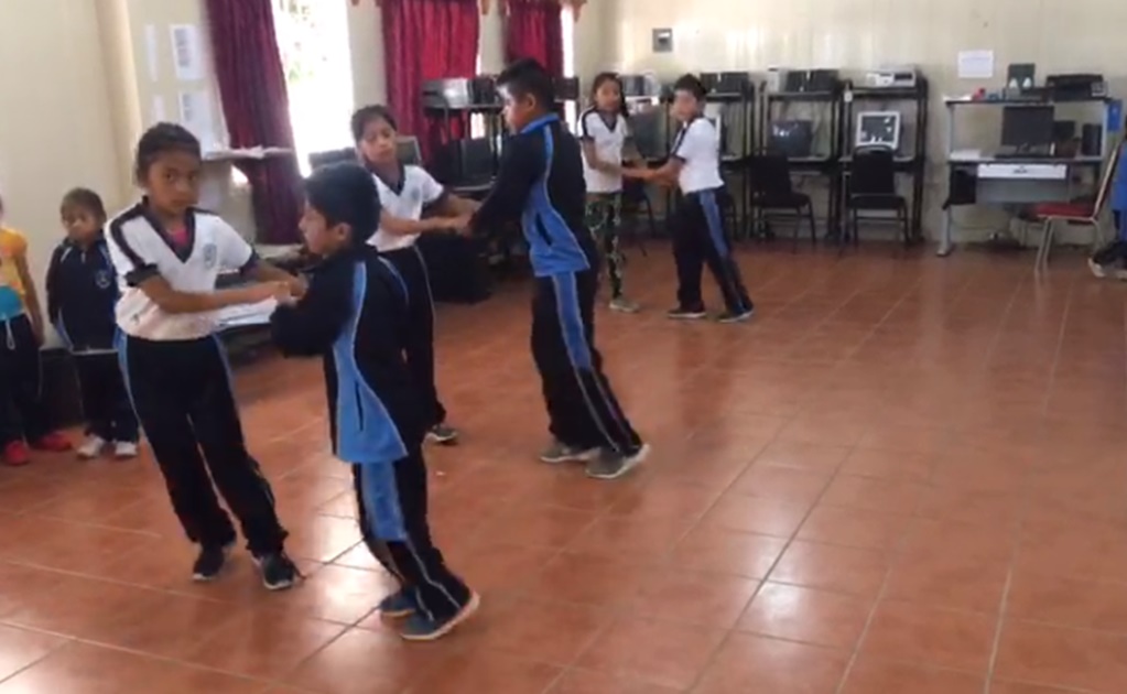 Maestro de Educación Física impresiona con clases a ritmo de cumbia en Oaxaca