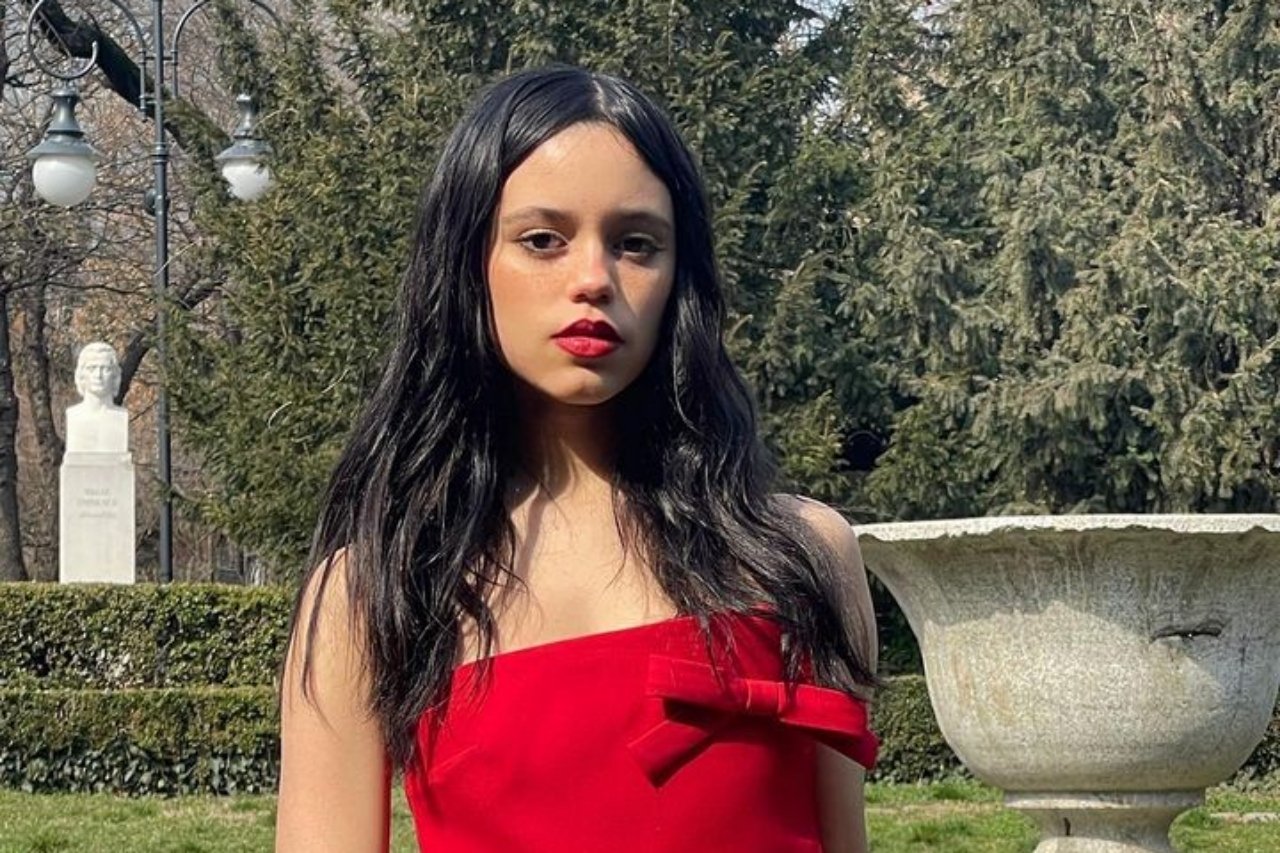 Jenna Ortega, la nueva Merlina, luce vestido Valentino de encaje