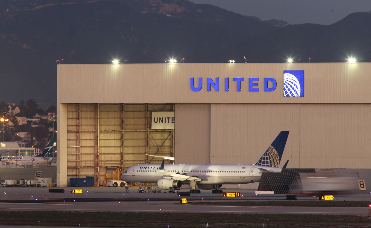 Avión de United Airlines pierde una rueda durante despegue en Los Ángeles. VIDEO