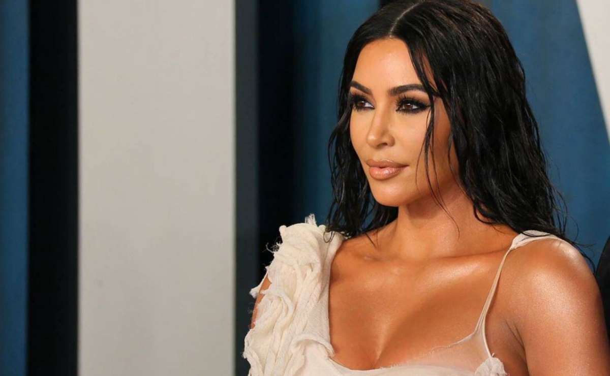 Kim Kardashian sorprende con nueva silueta al posar en bralette y minifalda en sesión