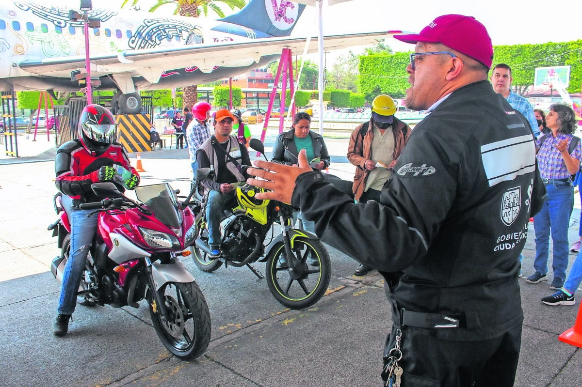 Capacitan a mil 562 motociclistas capitalinos