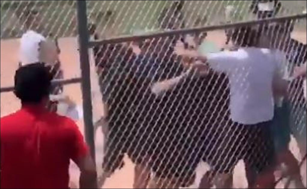Escandalosa pelea de padres en juego de  beisbol infantil