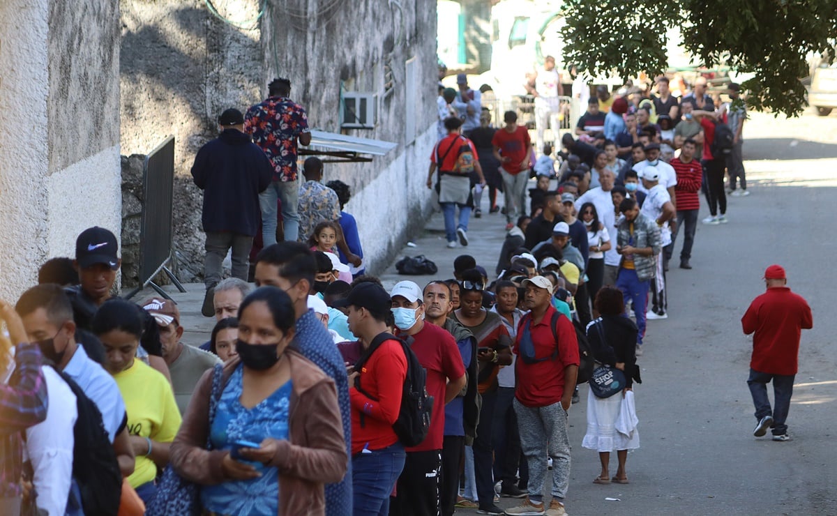 México y EU negocian acuerdo para realizar deportaciones masivas de migrantes, afirma The Washington Post