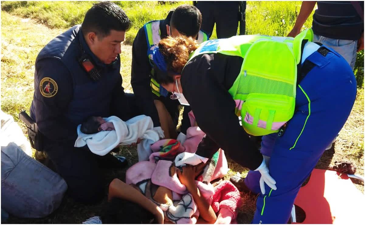 Policías ayudan a mujer que dio a luz en los canales de Xochimilco