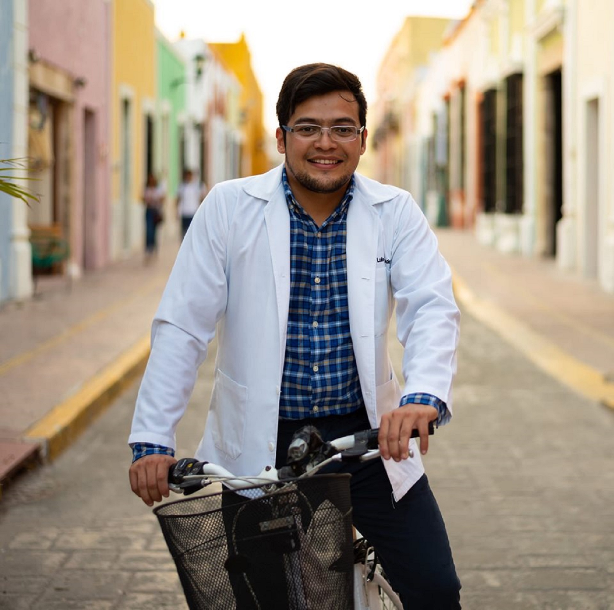 Doctor en bici atiende comunidades rurales