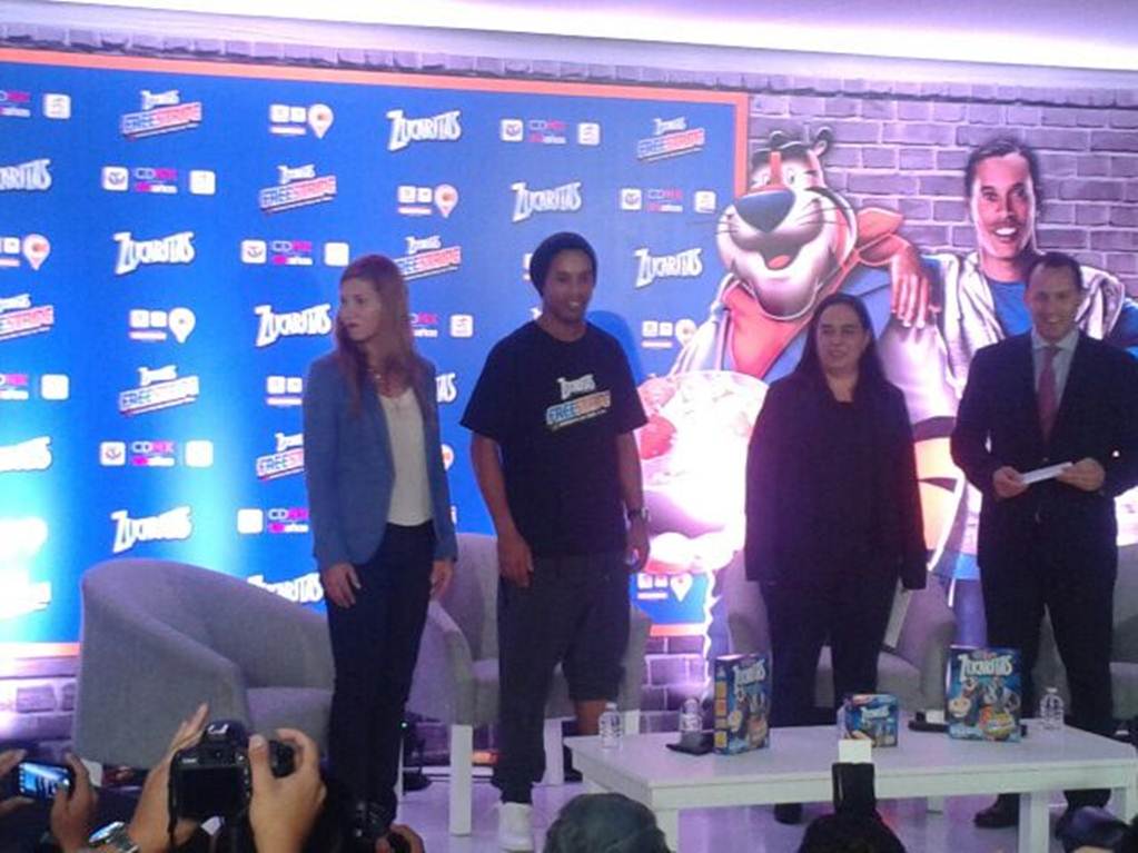 Ronaldinho regresa a México y esquiva críticas