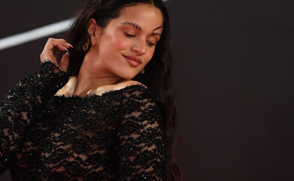 Rosalía y sus cejas “rayadas” roban reflector en los Latin Grammys; maquillista de las Kardashian está detrás