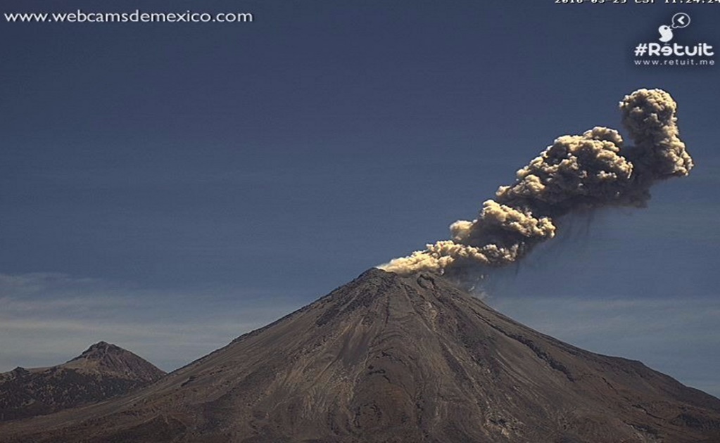 Reportan explosión de 1.5 kilómetros en volcán de Colima