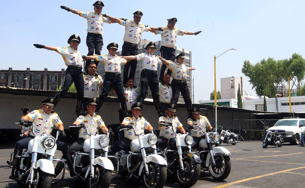 Los motociclistas que en la mañana son policías y en la tarde acróbatas