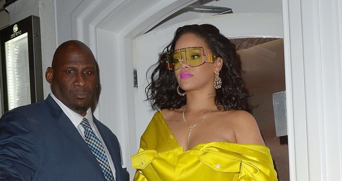 Rihanna cautiva con llamativo minivestido neón en Londres 