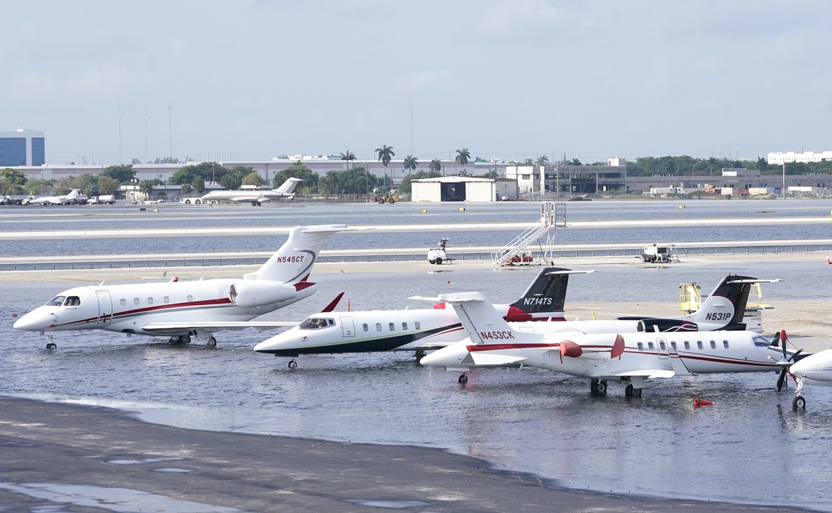 Aeropuerto al sur de Florida cerrado por inundaciones; prevén más lluvia para hoy