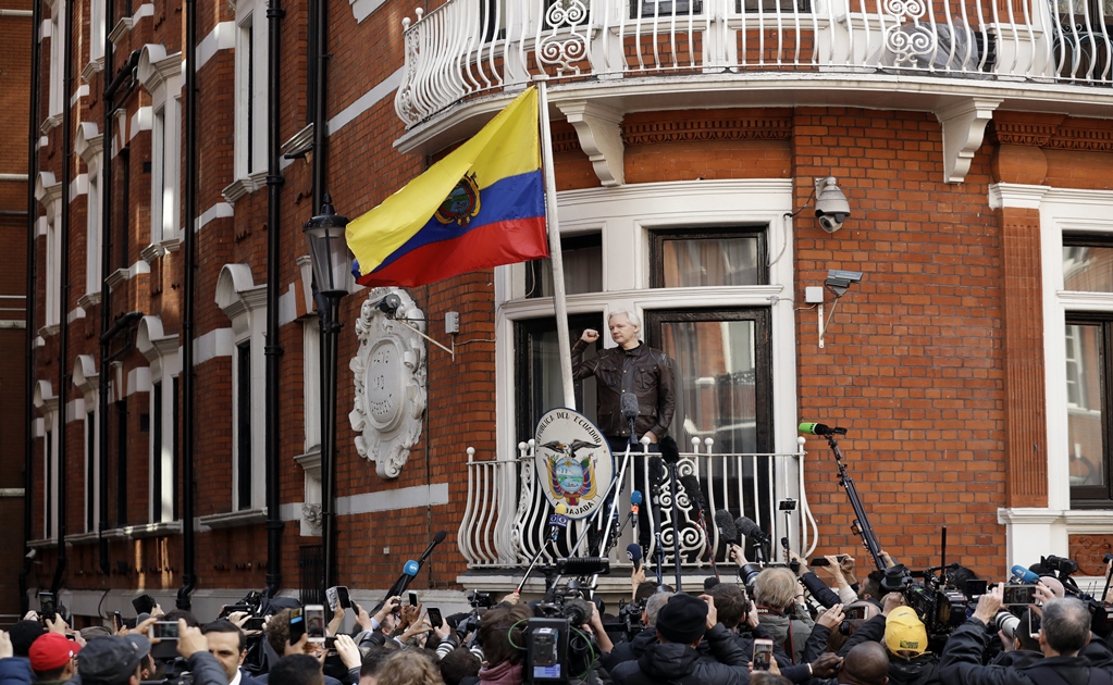 Presidente de Ecuador llama "hacker" a Assange