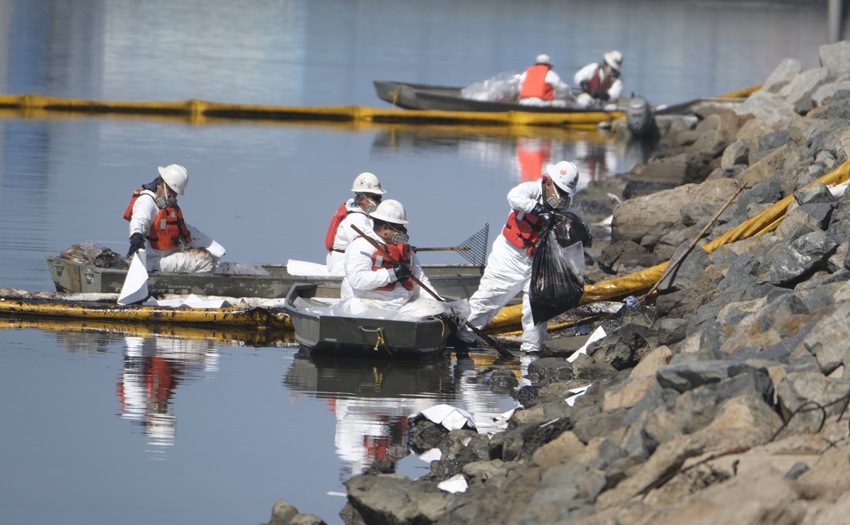 Autoridades califican derrame de petróleo en California como uno de los peores en décadas