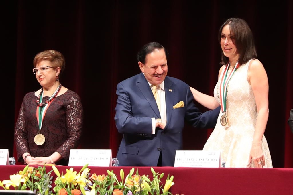 Dan medalla "Félix F. Palavicini" a Margarita Luna Ramos y a María Asunción Aramburuzabala