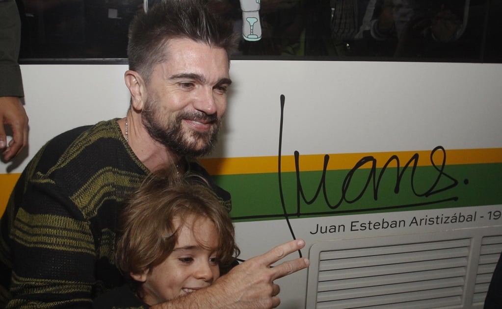 Juanes estampa su firma en el metro de Medellín
