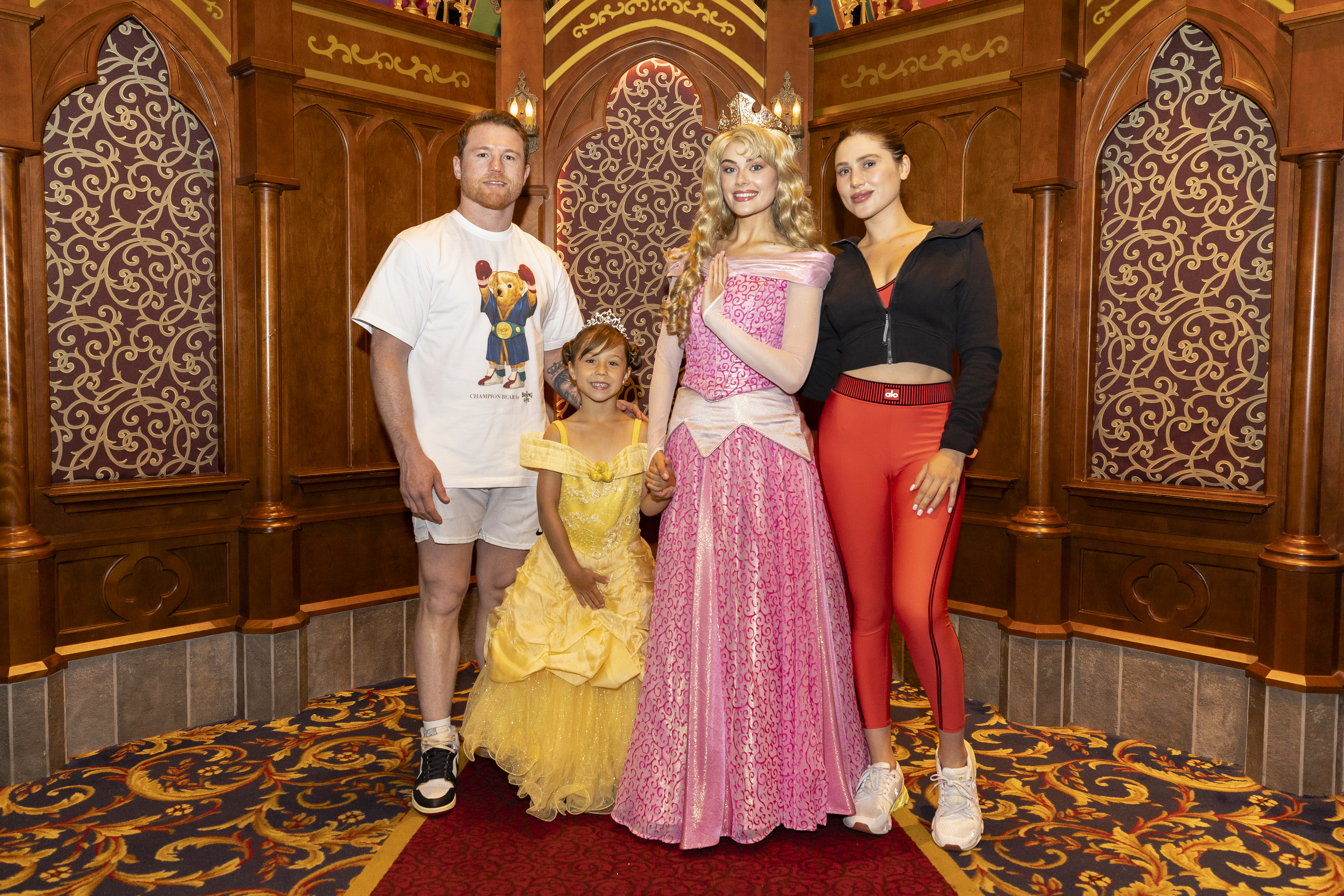 Saúl 'Canelo' Álvarez visita Disneyland Resort con su hija y esposa: Aquí las fotos