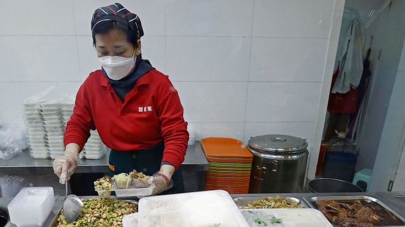 Algunos habitantes de Shanghái están "quedándose sin comida" por el estricto confinamiento 