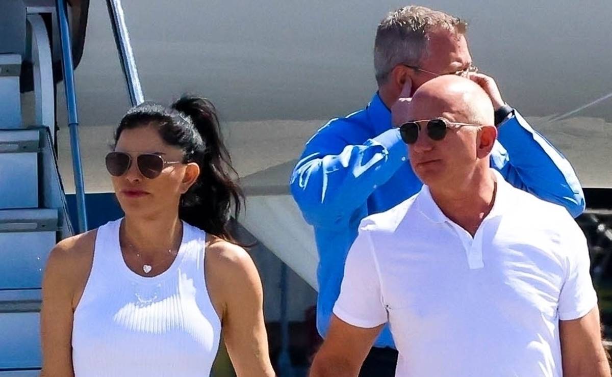 Novia de Jeff Bezos luce abdomen 'irreal' al bajar de jet privado en Miami