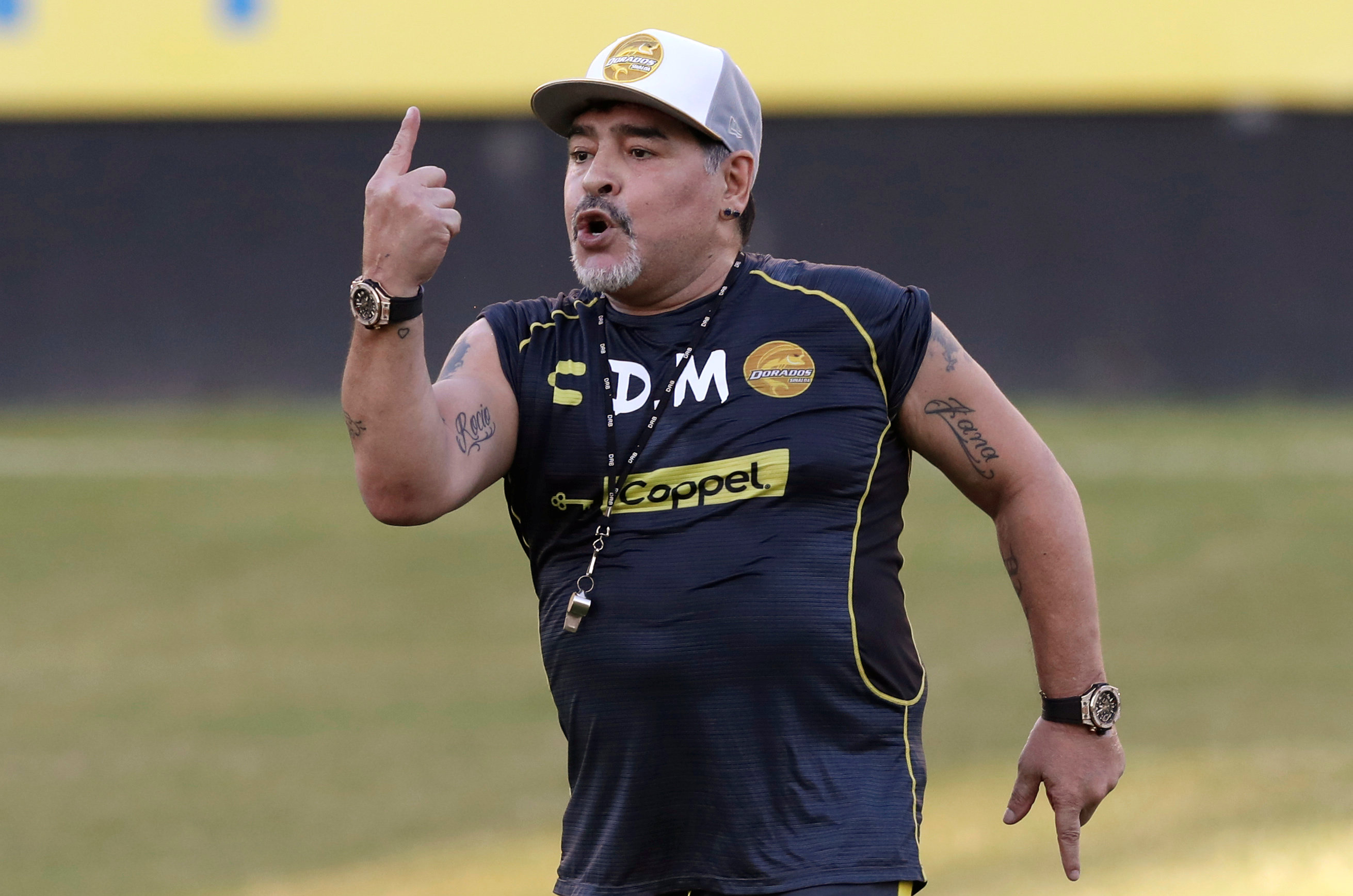 Entre exceso de seguridad llega Maradona a Oaxaca
