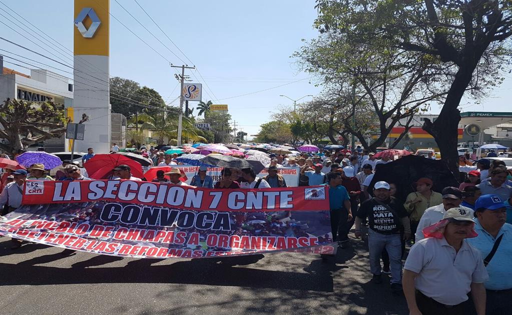 Maestros y organizaciones marchan en Chiapas