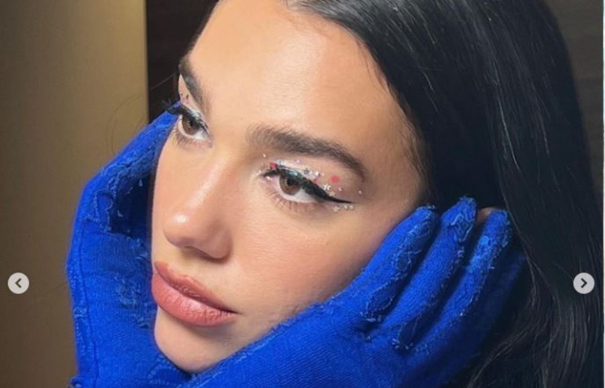Dua Lipa muestra su tanga personalizada en un sexy conjunto de Diesel
