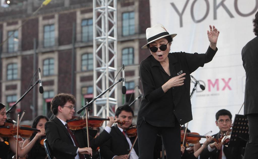 Baila Yoko Ono en el Zócalo