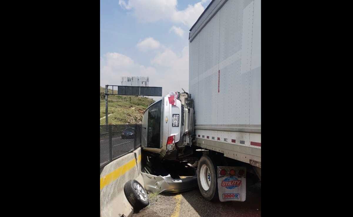 Tráiler embiste camioneta en la autopista Chamapa-Lechería; sobreviven conductor y acompañante