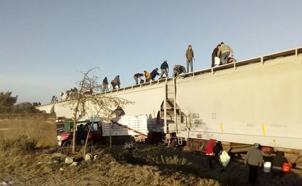 Saquean tren cargado con polietileno en Cañada Morelos, Puebla