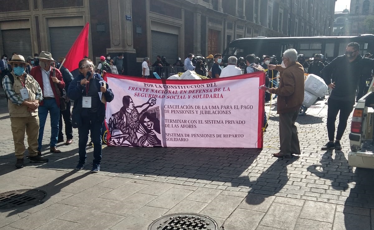 Adentro de Palacio Nacional Tercer Informe de AMLO, afuera protestas de trabajadores y jubilados