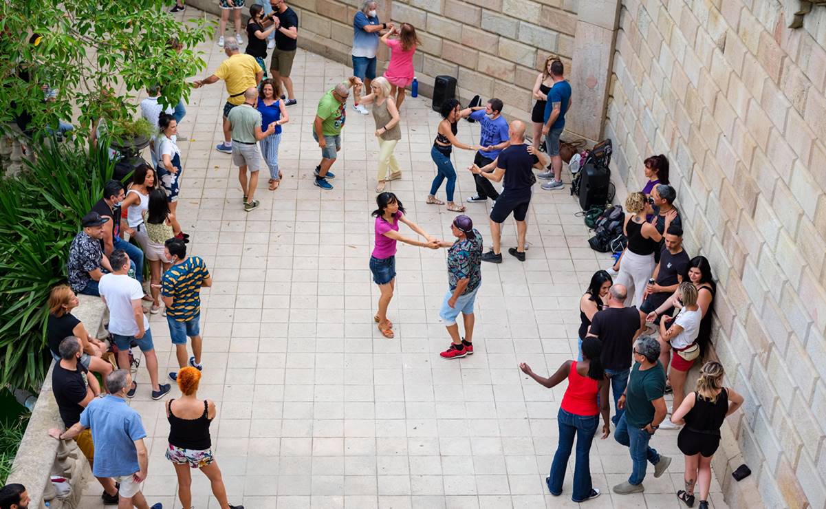 Miles de jóvenes españoles, en cuarentena por “macrobrote” tras viaje de fin de curso